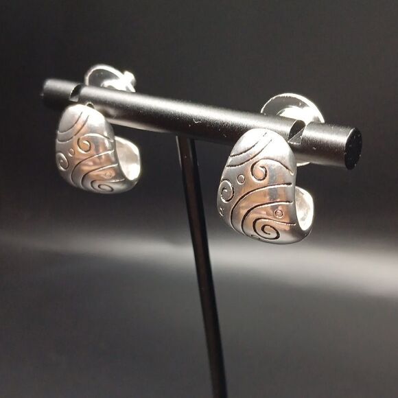 Beautiful Quality Silver Chunky Post Earrings - Picture 4 of 6